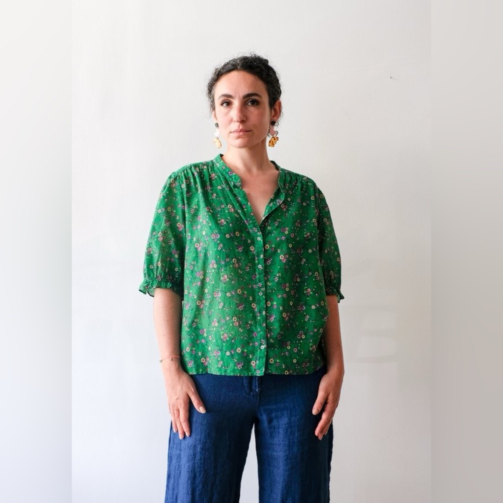 Xirena Eden Shirt in a green floral print size XS